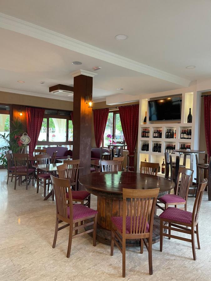 Отель Divino Bistrot E Relais Lenola Экстерьер фото